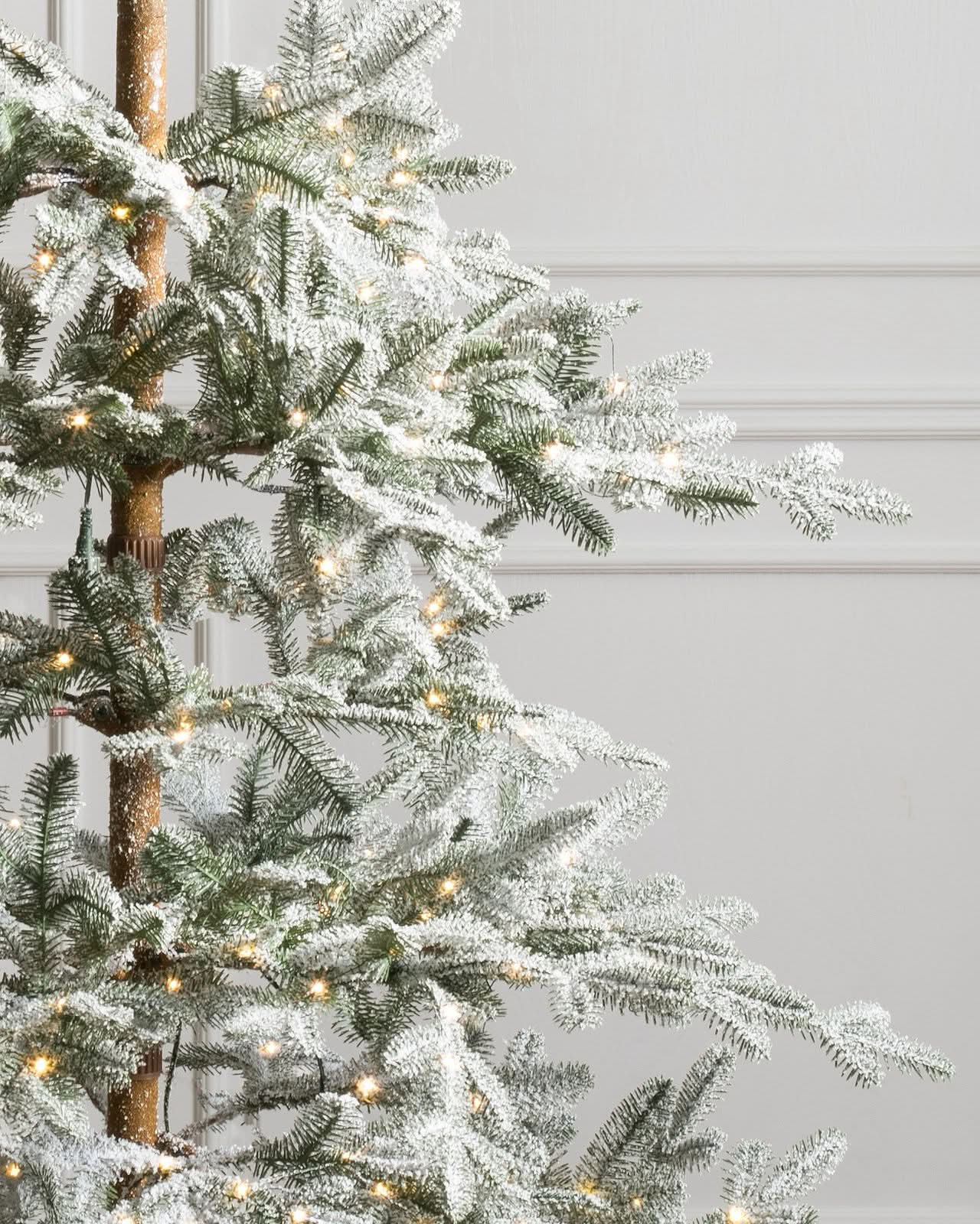 Árvore de Natal Nevada com Galhos Nevados, Suporte Metálico e Micro LEDs Embutidos