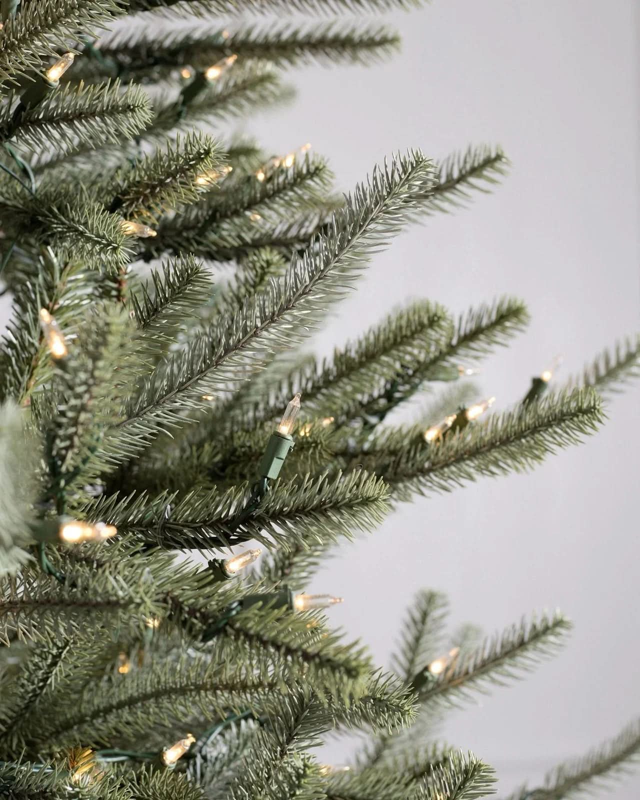 Árvore de Natal Sanibel Spruce com Galhos Articulados, Suporte Metálico e Micro LEDs Embutidos